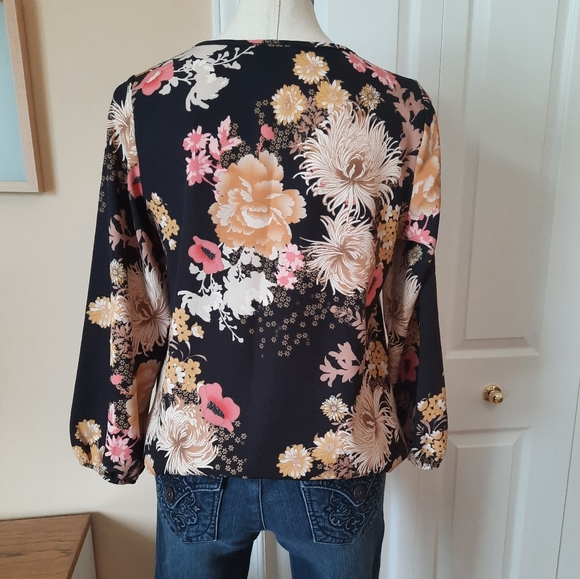 Beautiful long sleeved tie blouse - Picture 2 of 8